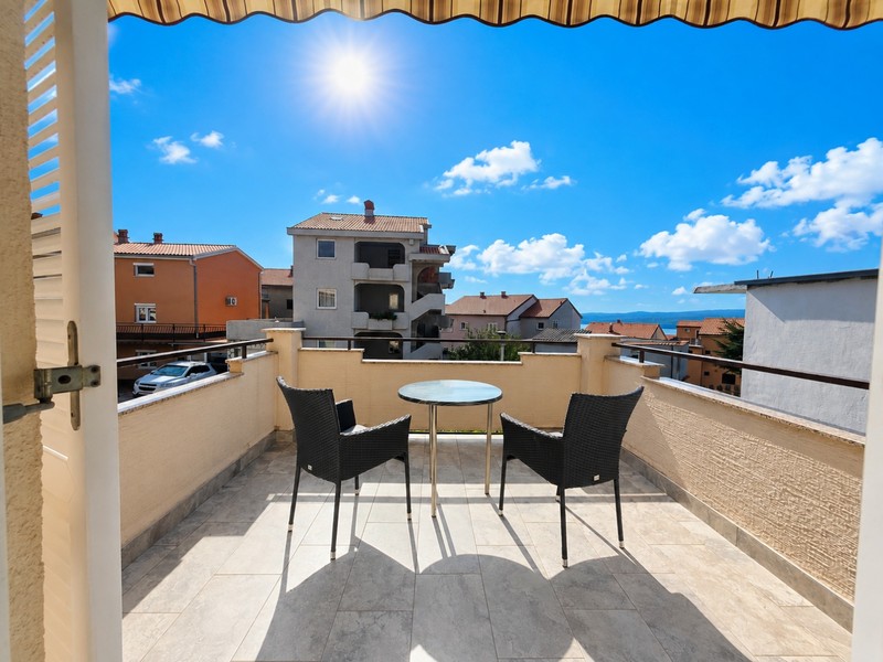 Terrasse avec table et chaises