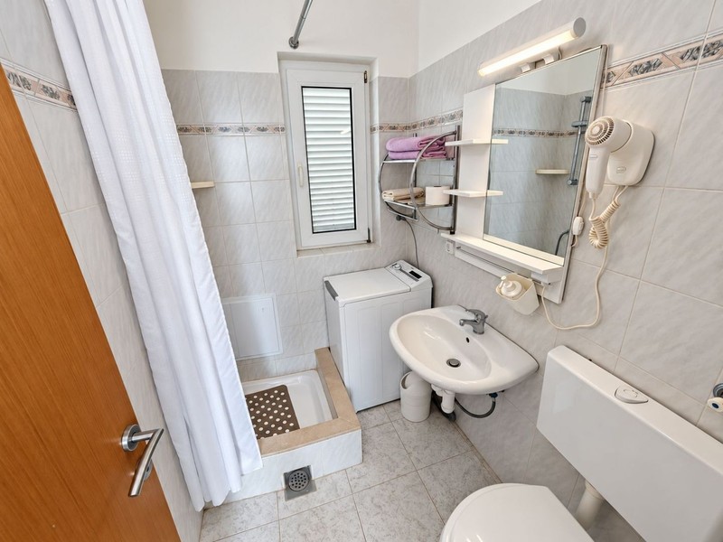 Salle de bains avec douche