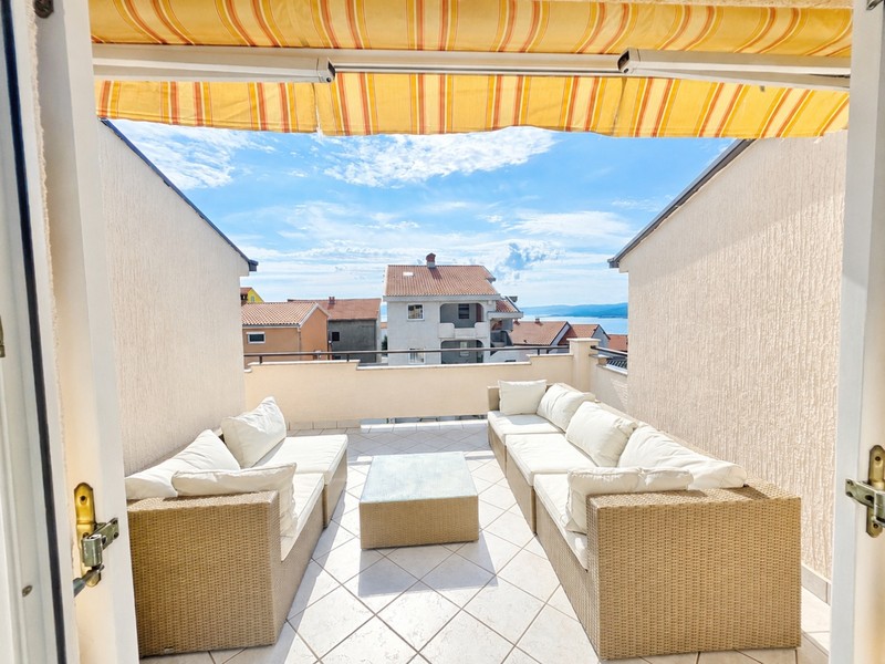 Terrasse avec voile d'ombrage et coin salon