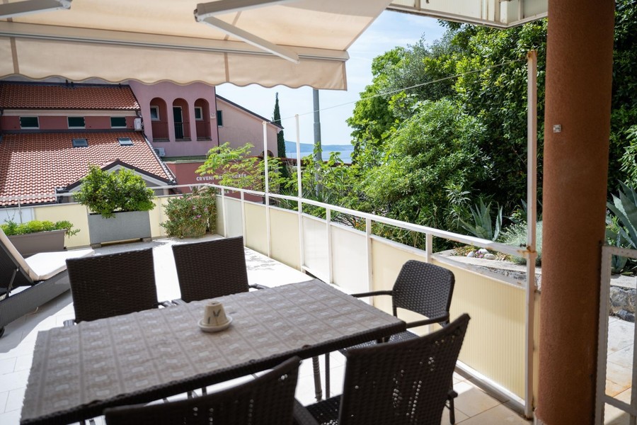 Loggia avec table à manger