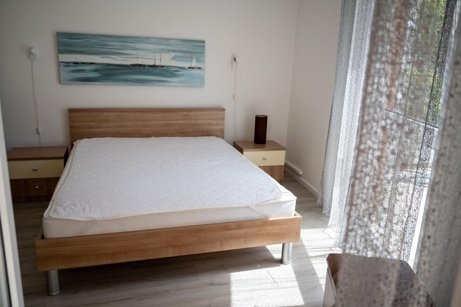 Chambre avec lit en bois