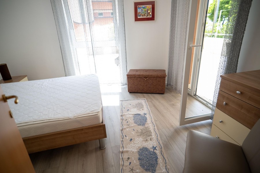 Chambre avec porte donnant sur le balcon