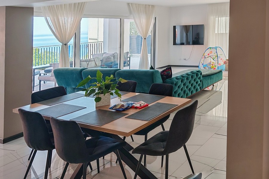 Séjour ouvert avec table à manger
