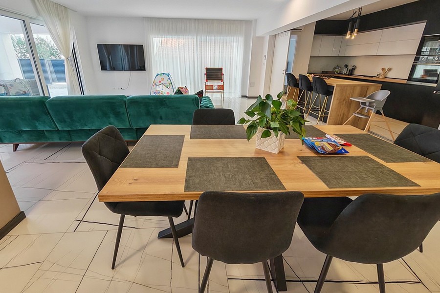 Espace repas avec vue sur la cuisine