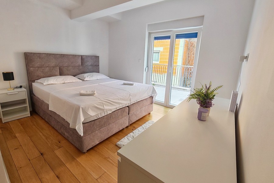 Chambre avec lit double et parquet