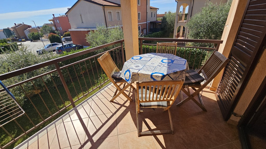Balcon avec coin salon et vue sur la verdure
