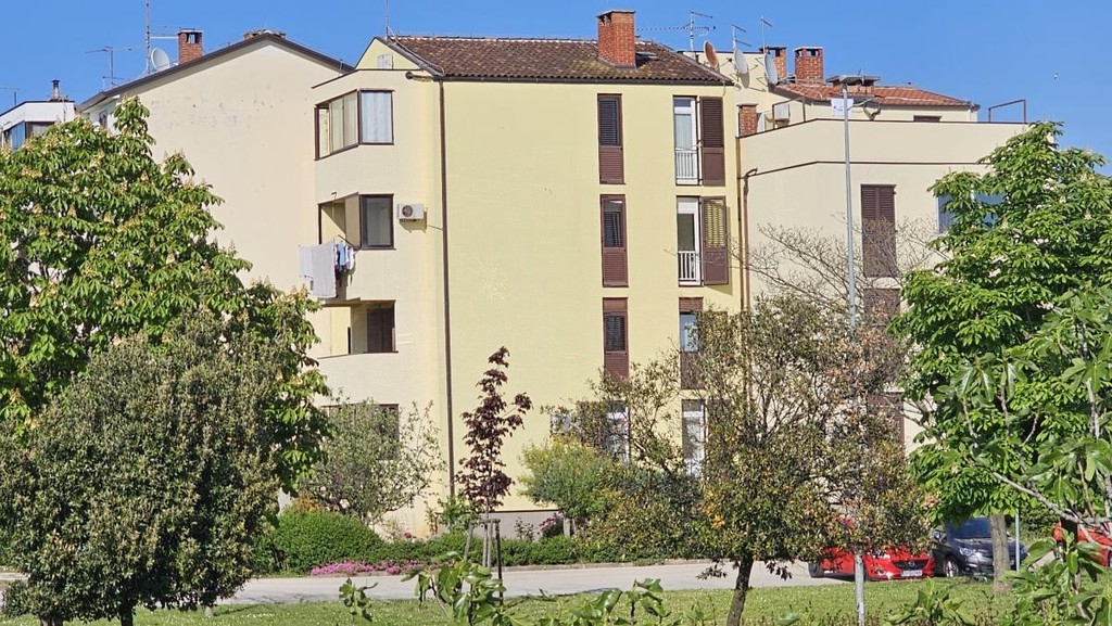 Vue extérieure de l'immeuble avec jardin