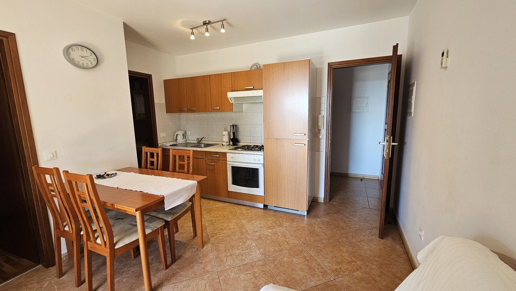 Table à manger en bois devant la kitchenette