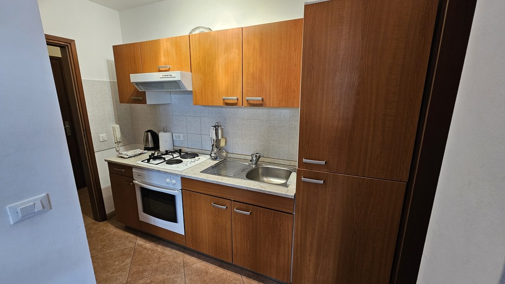 Kitchenette avec four et plaque de cuisson