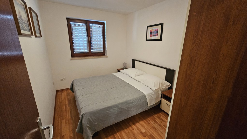 Deuxième chambre avec lit double et parquet
