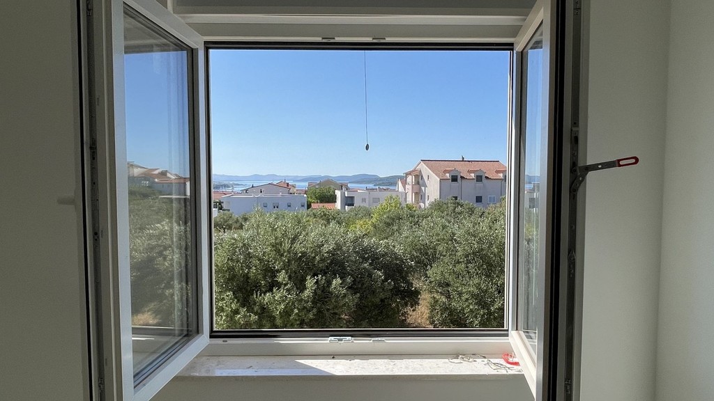 Vue sur la mer depuis la fenêtre ouverte