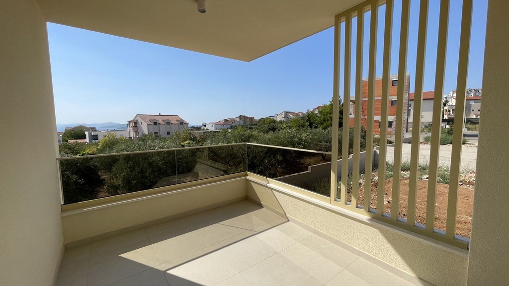 Terrasse avec lames en bois et vue sur les environs