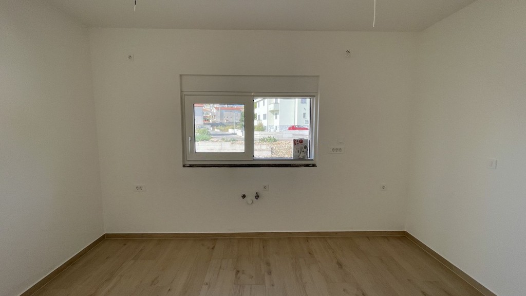 Fenêtre de la cuisine avec vue sur le voisinage