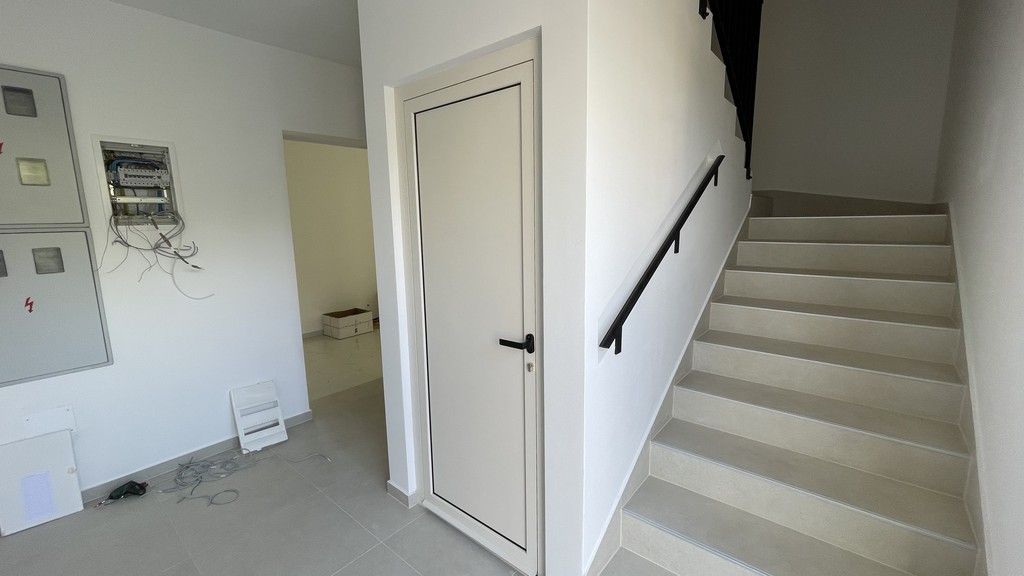 Cage d'escalier avec porte d'appartement