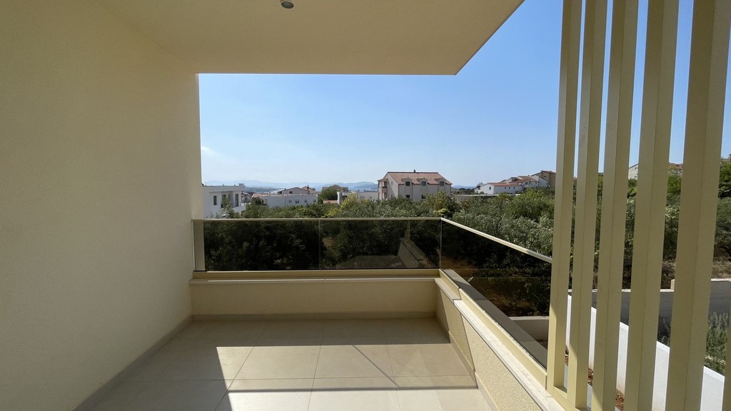 Terrasse couverte d'un appartement au premier étage