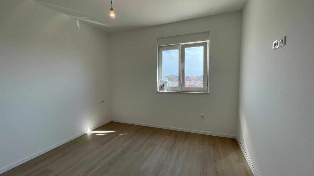 Chambre lumineuse avec fenêtre