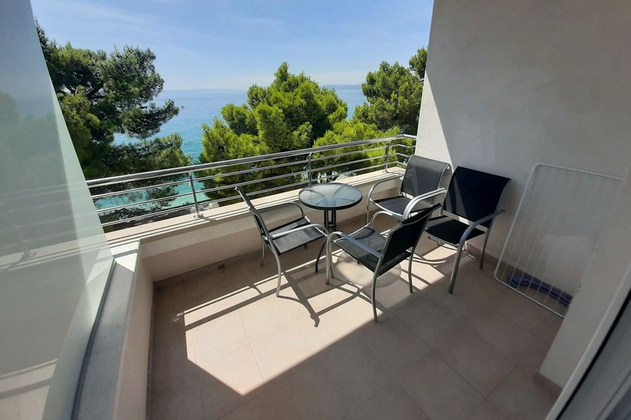 Terrasse avec coin salon et vue sur la mer