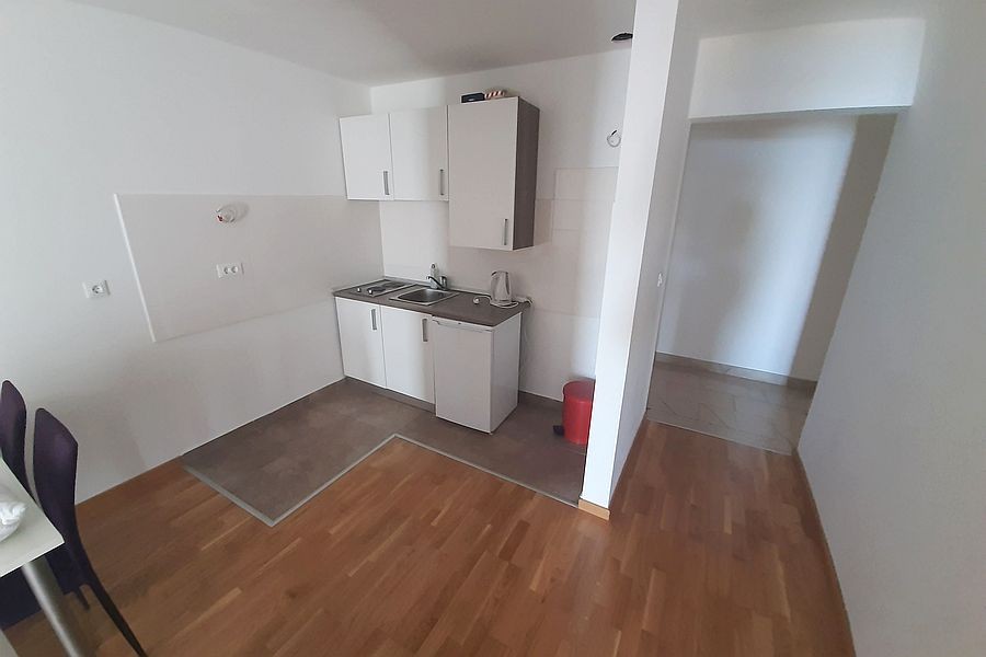 Kitchenette avec passage vers le couloir