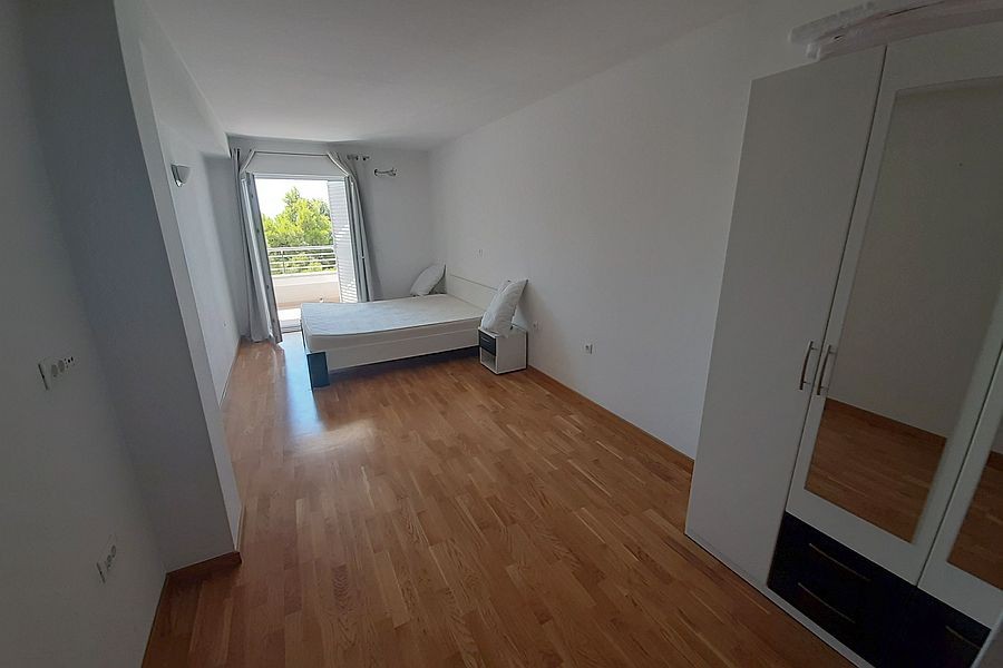 Chambre avec lit double et armoire