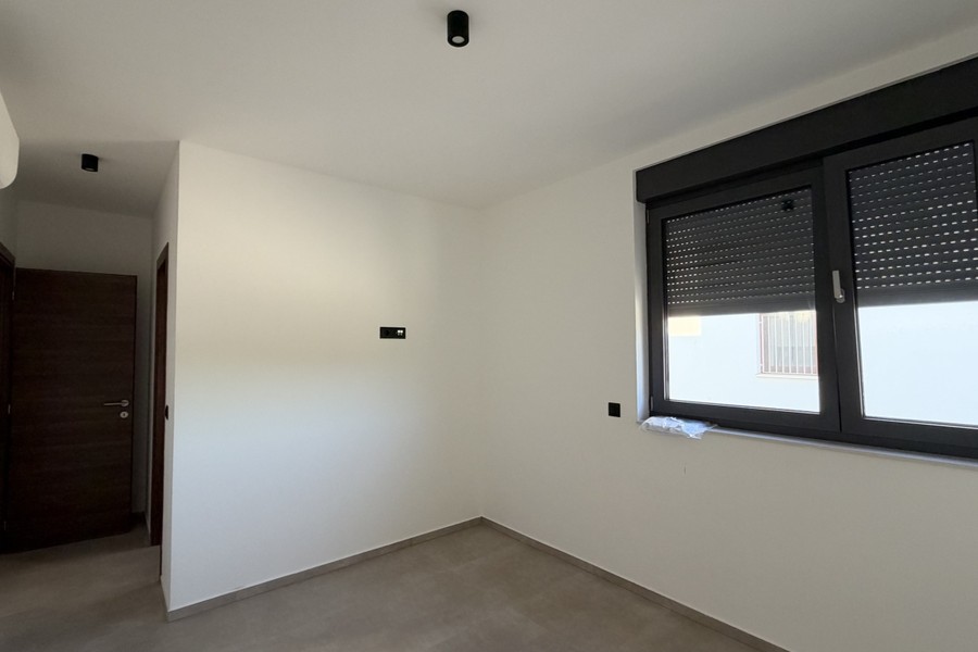Chambre avec fenêtre et volet roulant