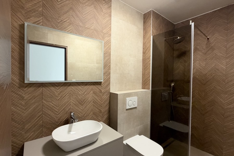 Salle de bains avec carrelage imitation bois