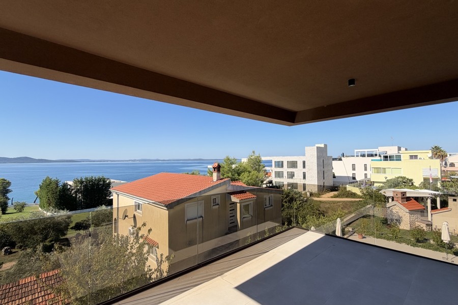 Balcon avec garde-corps en verre et vue sur la baie