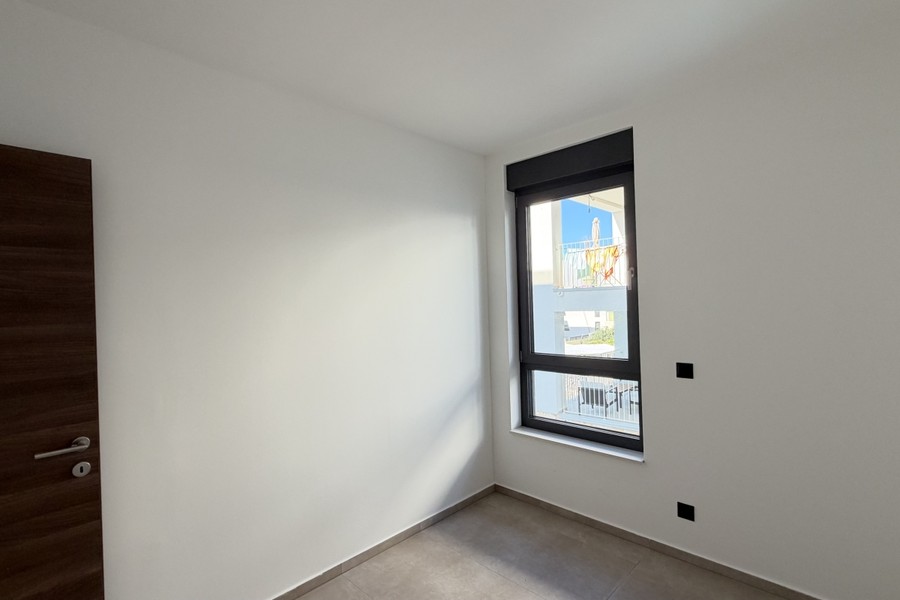 Chambre avec fenêtre et porte en bois