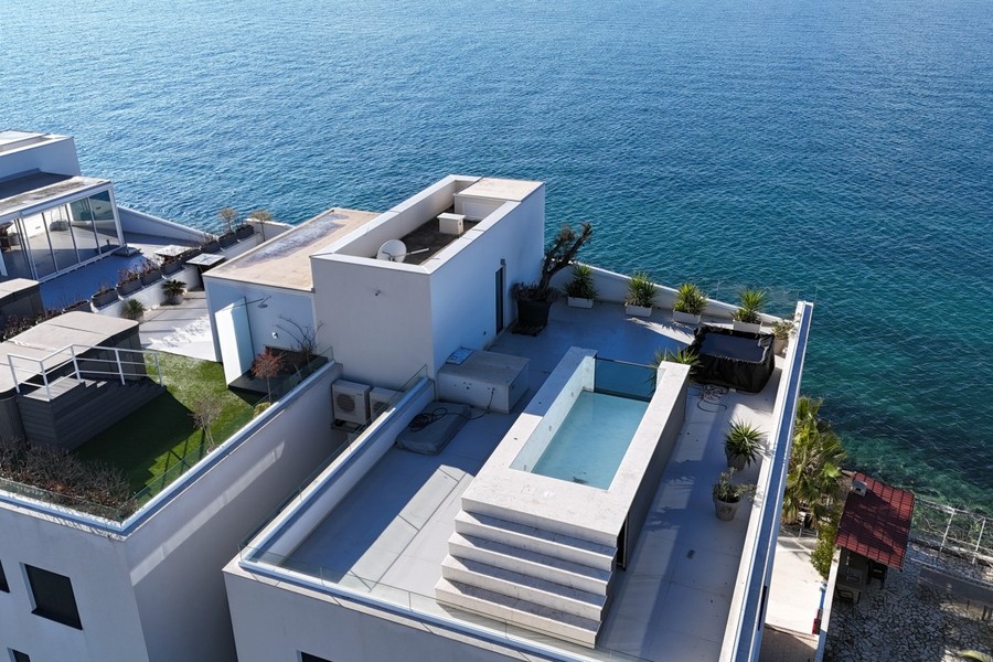 Bâtiment au bord de l'eau avec piscine sur le toit-terrasse