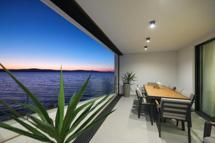 Loggia avec table à manger et vue sur la mer