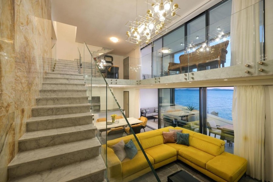 Escalier vers l'étage supérieur au-dessus du séjour