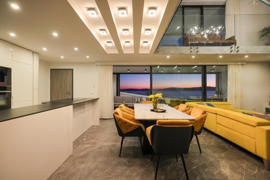 Espace repas avec cuisine et vue sur la mer