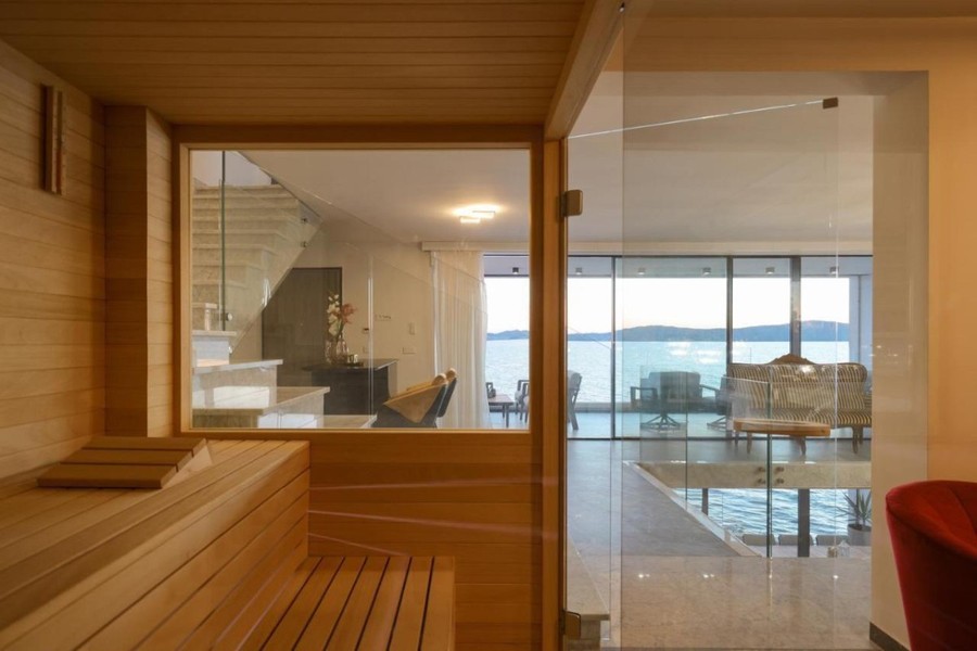 Sauna avec façade vitrée