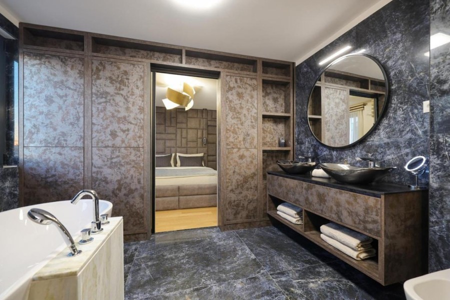 Salle de bains avec baignoire et double vasque