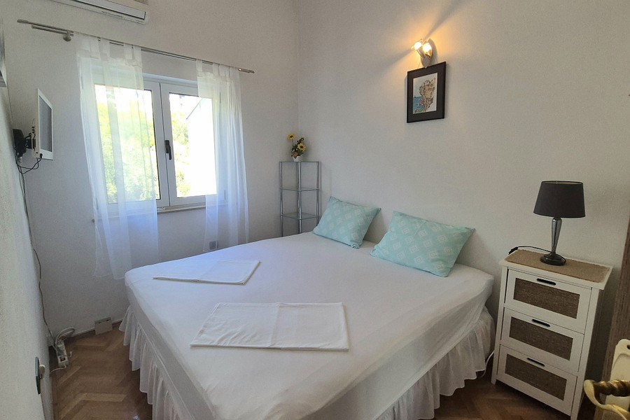 Chambre avec table de chevet et fenêtre