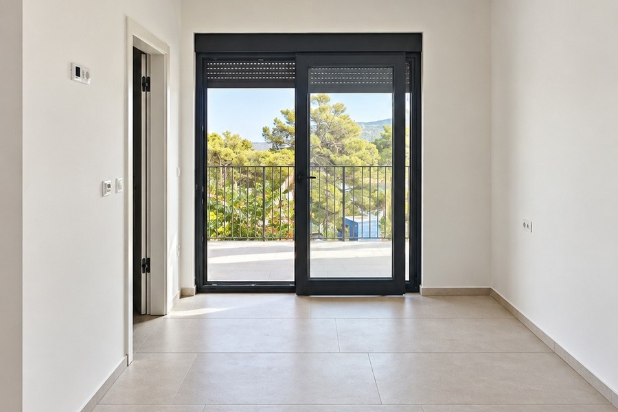 Chambre avec porte donnant sur le balcon