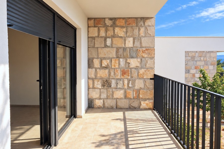 Balcon avec mur en pierre naturelle
