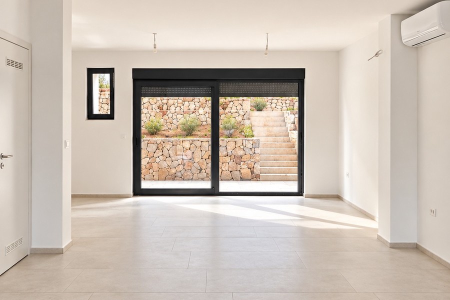 Séjour avec porte vitrée donnant sur la terrasse