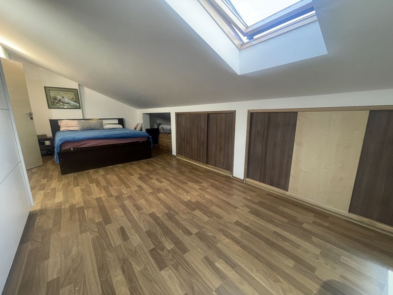 Chambre avec fenêtre de toit