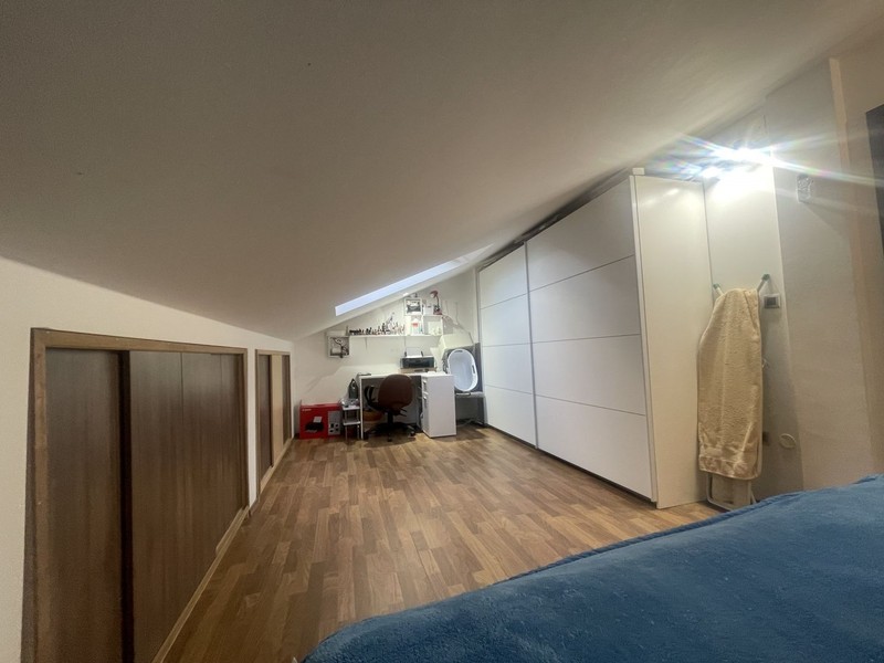 Chambre avec placards intégrés