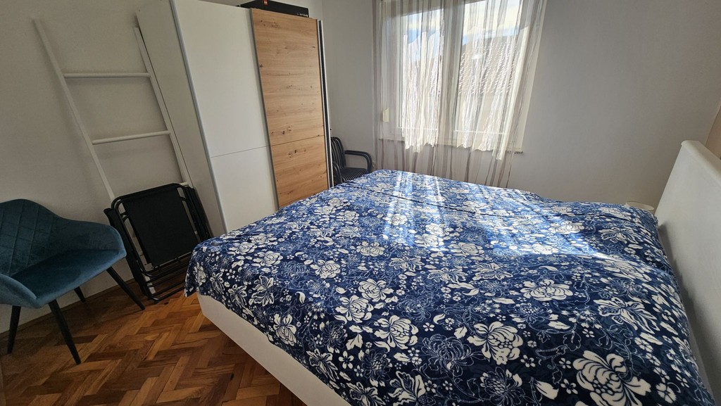 Deuxième chambre avec fauteuil