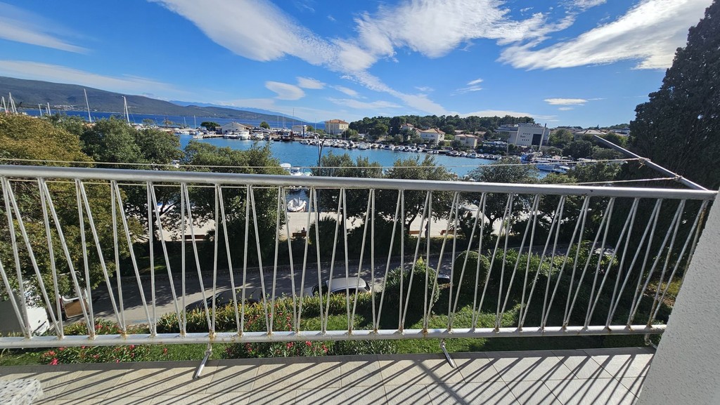 Balcon avec vue sur le port et la mer