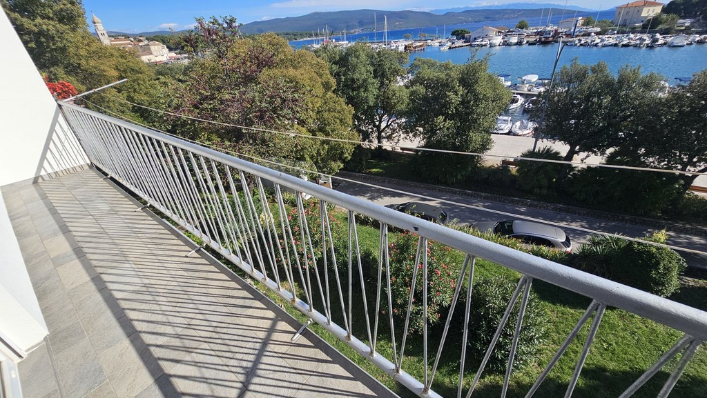 Long balcon avec garde-corps au-dessus de la rue