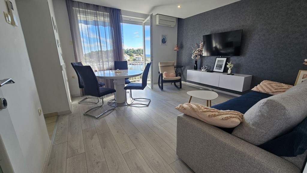 Salon avec porte-fenêtre donnant sur l'extérieur