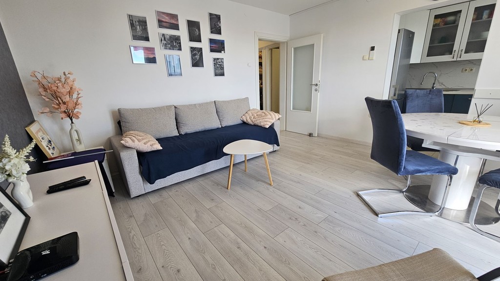 Séjour avec canapé et tableaux au mur