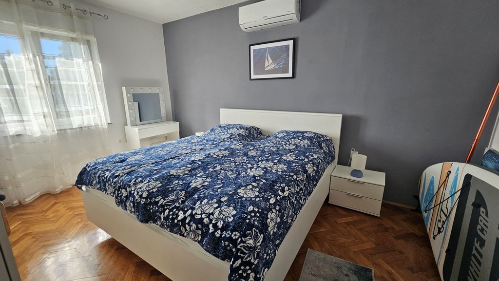 Chambre avec lit double et climatiseur