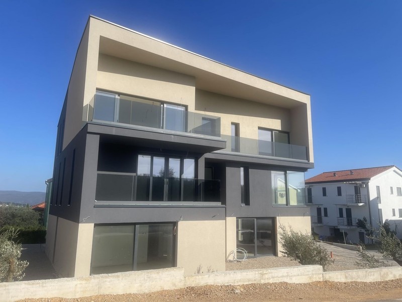 Maison Sud avec terrasses et grandes fenêtres