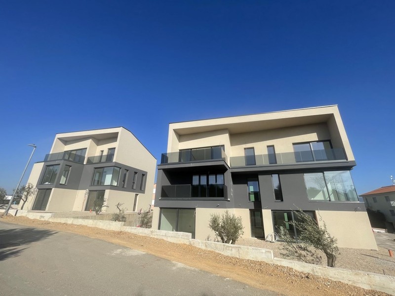 Les deux constructions neuves au bord de la route