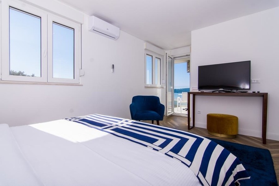 Chambre avec porte donnant sur le balcon