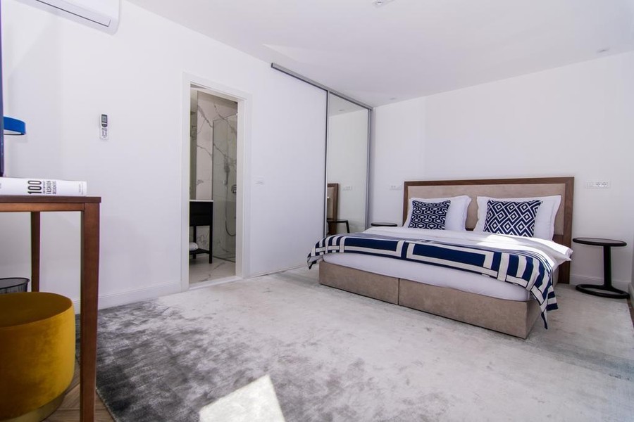 Chambre avec placard intégré et salle de bains