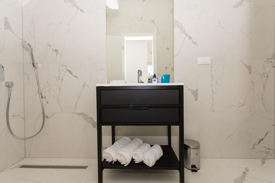 Salle de bains avec douche à l'italienne